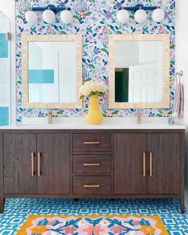 bathroom, wallpaper, raffia mirror, colorful tile